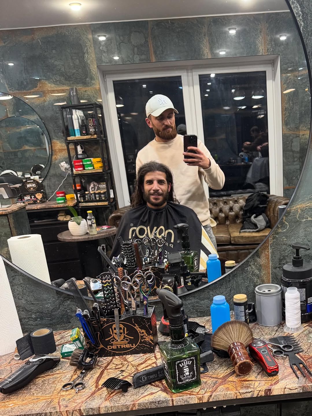 Barber bei der Arbeit im Cla$$ic Barbershop Hagen