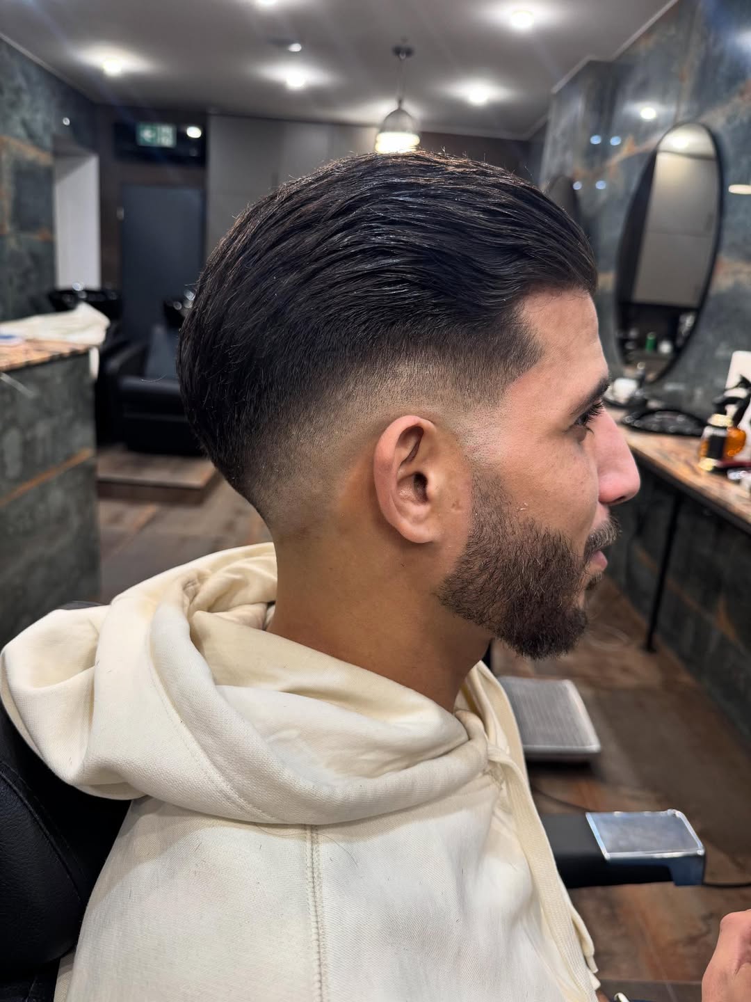 Slick Back mit Fade im Salon