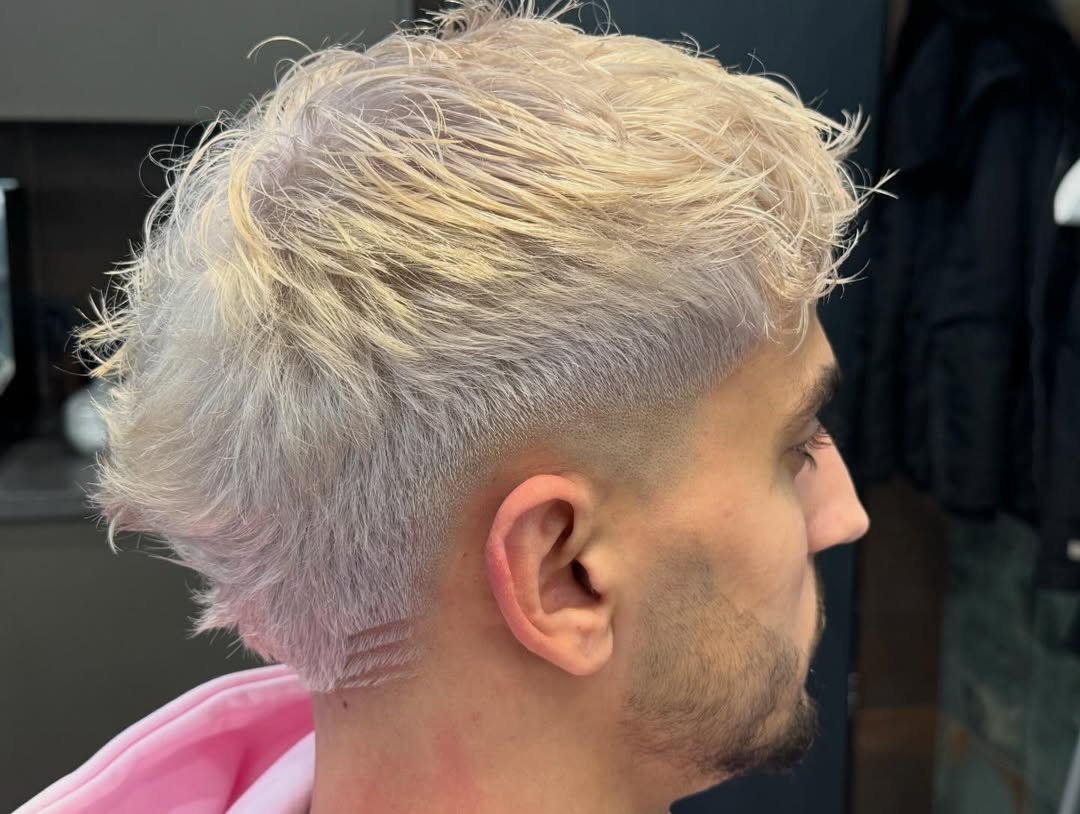 Blondierter Mullet mit Konturen